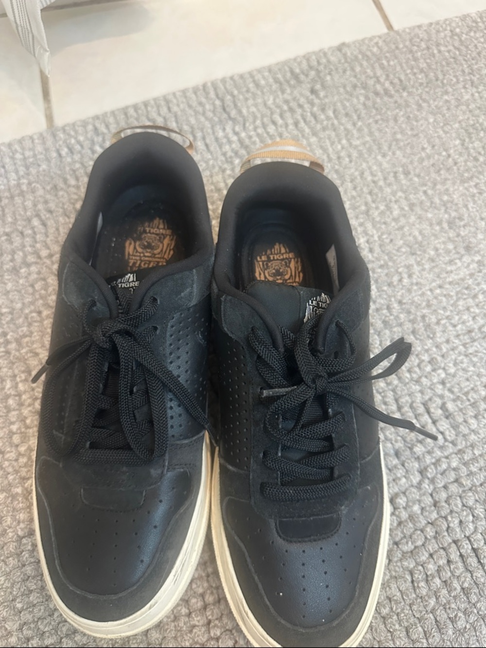 Le Tigre women’s size 9 1/2 Black leather Sneakers w/Cream Sole & suede accents